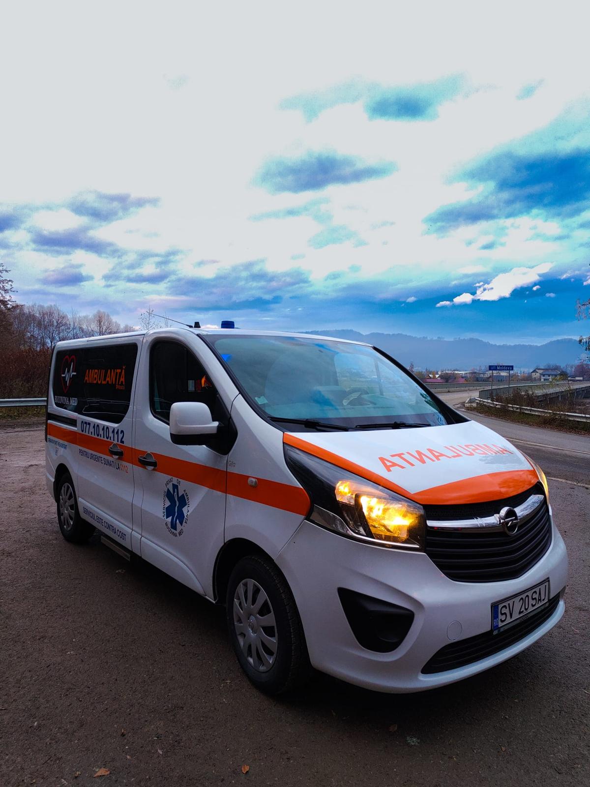 Ambulanță Bucovina Med - vedere completă pe șosea